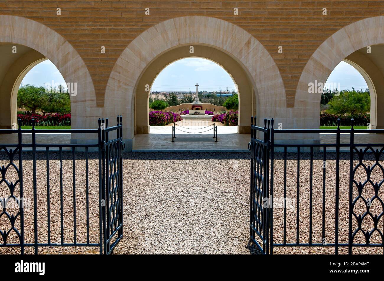 L'entrée arquée du cimetière de guerre d'El Alamein dans le nord de l'Egypte. Il contient les tombes de guerre du Commonwealth de deux soldats de l'Empire britannique de la seconde Guerre mondiale. Banque D'Images