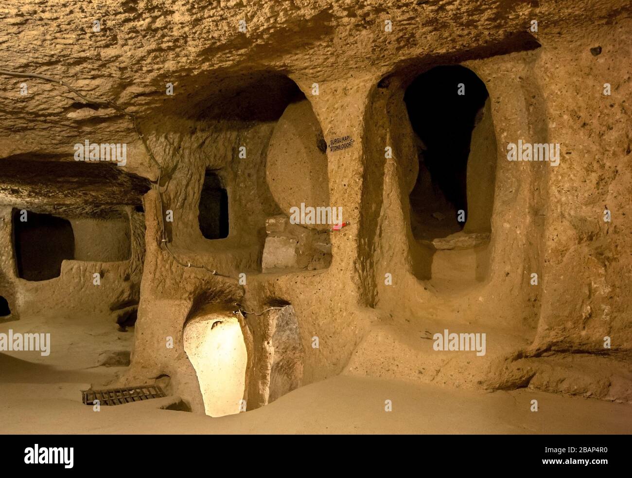 Une pierre ronde de serrure qui a été utilisée dans les temps anciens pour empêcher les intrus d'entrer dans la ville souterraine de Kaymakli dans la région de Cappadoce de Turquie. Banque D'Images