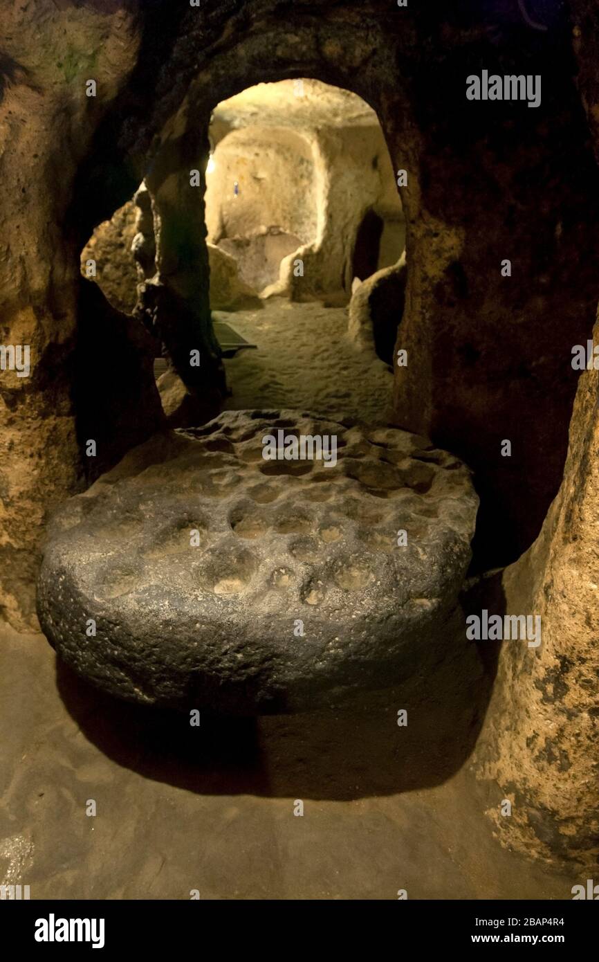 Une roche volcanique circulaire appelée andésite qui a été utilisée pour traiter le cuivre froid sur, dans la ville souterraine de Kaymakli dans la région de Cappadoce en Turquie. Banque D'Images