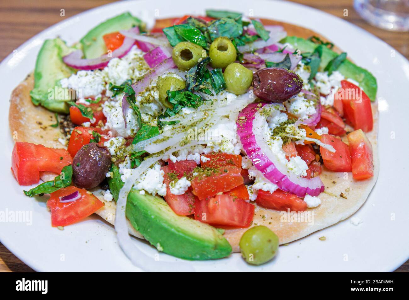 Miami Florida,Sunny Isles Beach,Collins Avenue,Miami Juice,restaurant restaurants repas café cafés,pizza végétarienne,olives,tomate,avocat,oignon, Banque D'Images