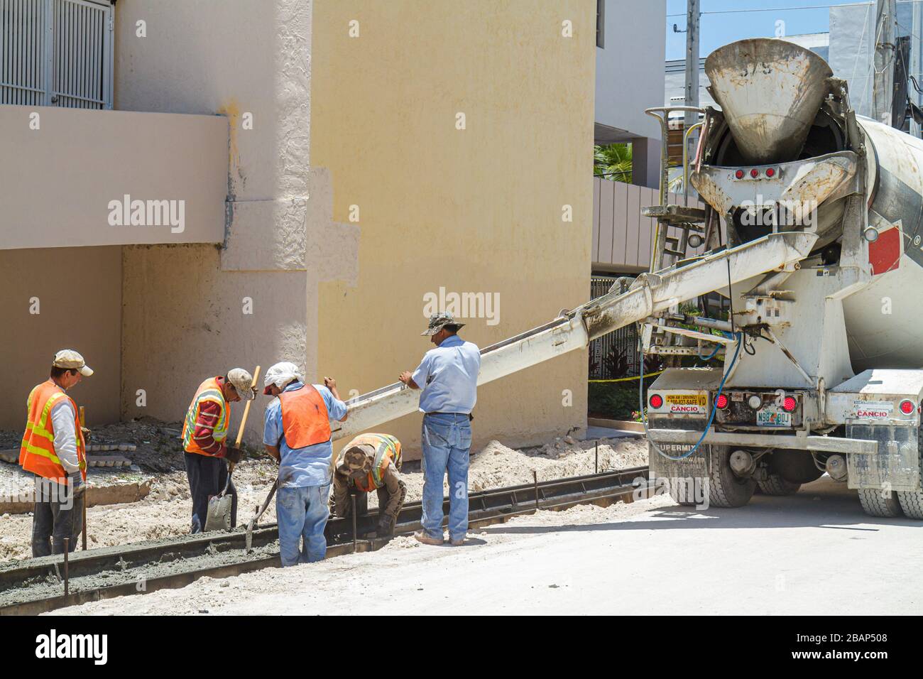 Miami Beach Florida,Ocean Drive,route,rénovation,améliorations de capital,sous construction de construction nouveau bâtiment de chantier,camion de mélangeur de ciment,verser le béton, Banque D'Images