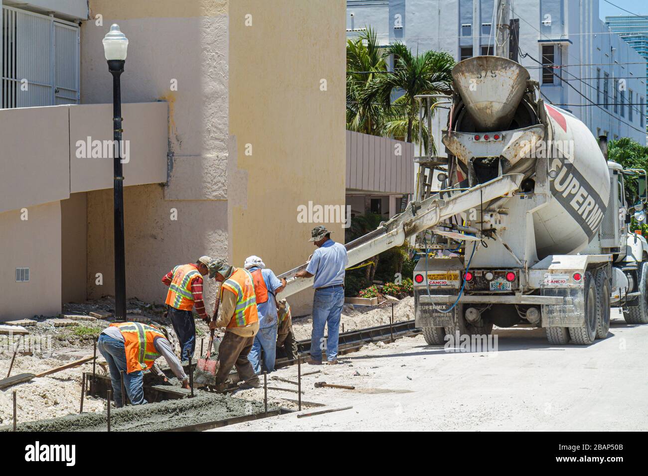 Miami Beach Florida,Ocean Drive,route,rénovation,améliorations de capital,sous construction de construction nouveau bâtiment de chantier,camion de mélangeur de ciment,verser le béton, Banque D'Images