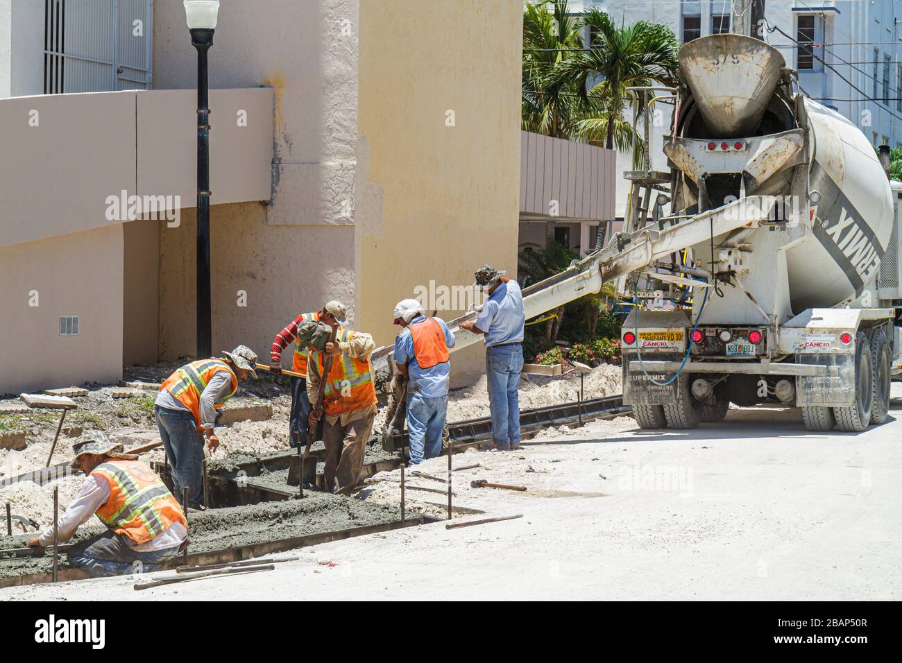 Miami Beach Florida,Ocean Drive,route,rénovation,améliorations de capital,sous construction de construction nouveau bâtiment de chantier,camion de mélangeur de ciment,verser le béton, Banque D'Images
