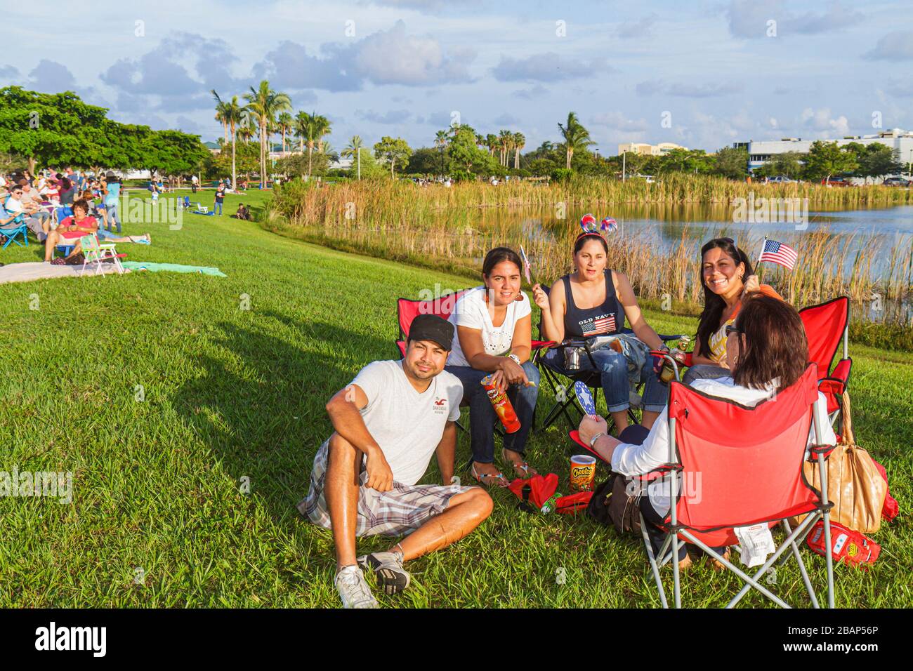 Miami Florida,Doral,J. C. Bermudez Park, quatrième 4 juillet famille hispanique familles parents enfants enfants, homme hommes adultes adultes, femme fema Banque D'Images