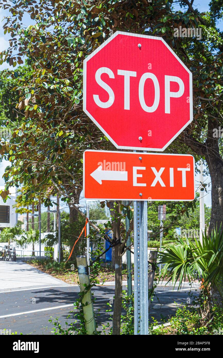 Miami Beach Florida, panneau stop, rouge, sortie flèche gauche, circulation, les visiteurs voyage touristique touristique touristique sites touristiques culture culturelle, vacances Banque D'Images