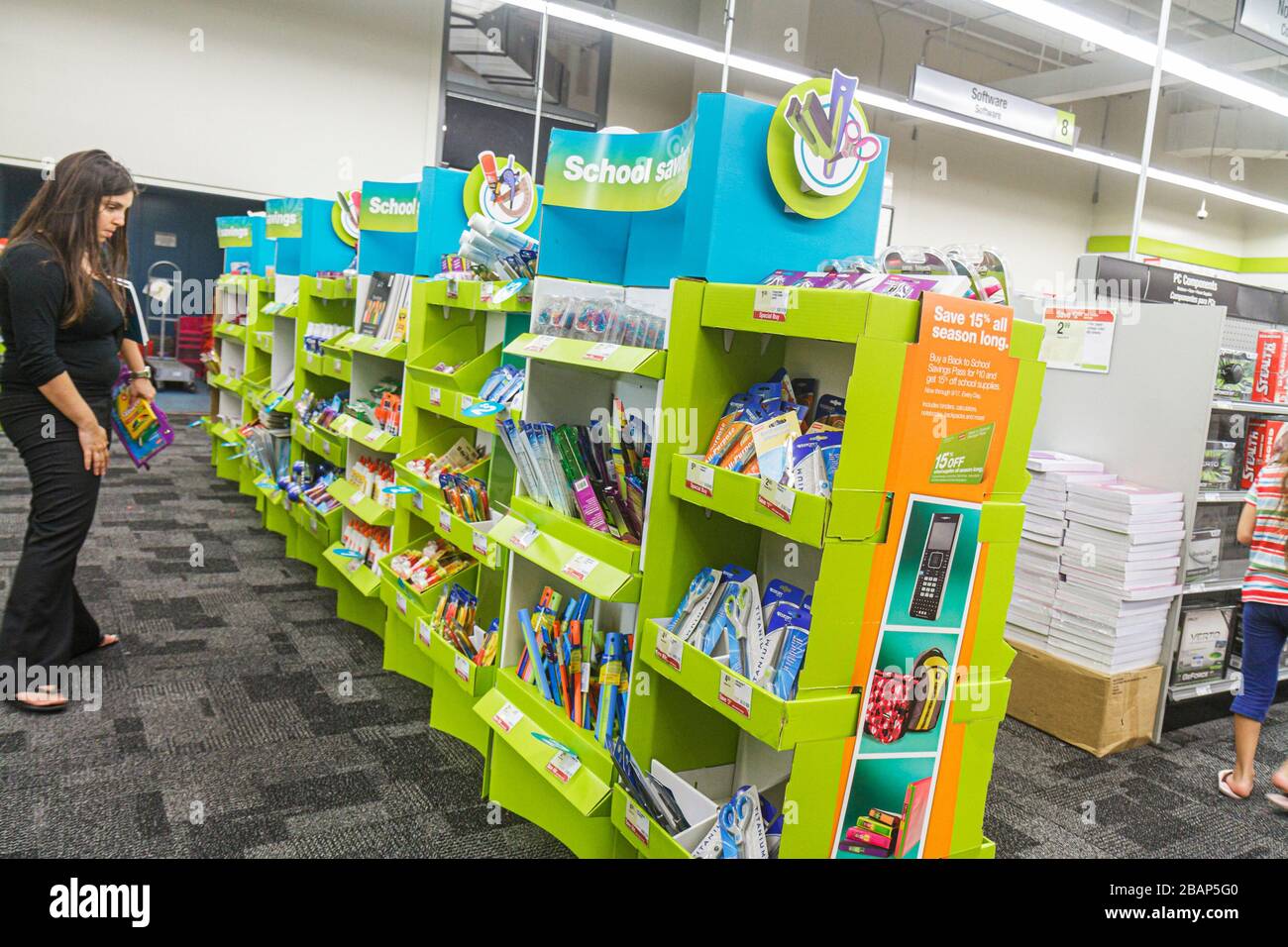 Miami Beach Florida,Staples,magasin de fournitures de bureau,vente de cas  d'exposition,fournitures scolaires,shopping shopper shoppers shopping  magasins marchés marché buyi Photo Stock - Alamy