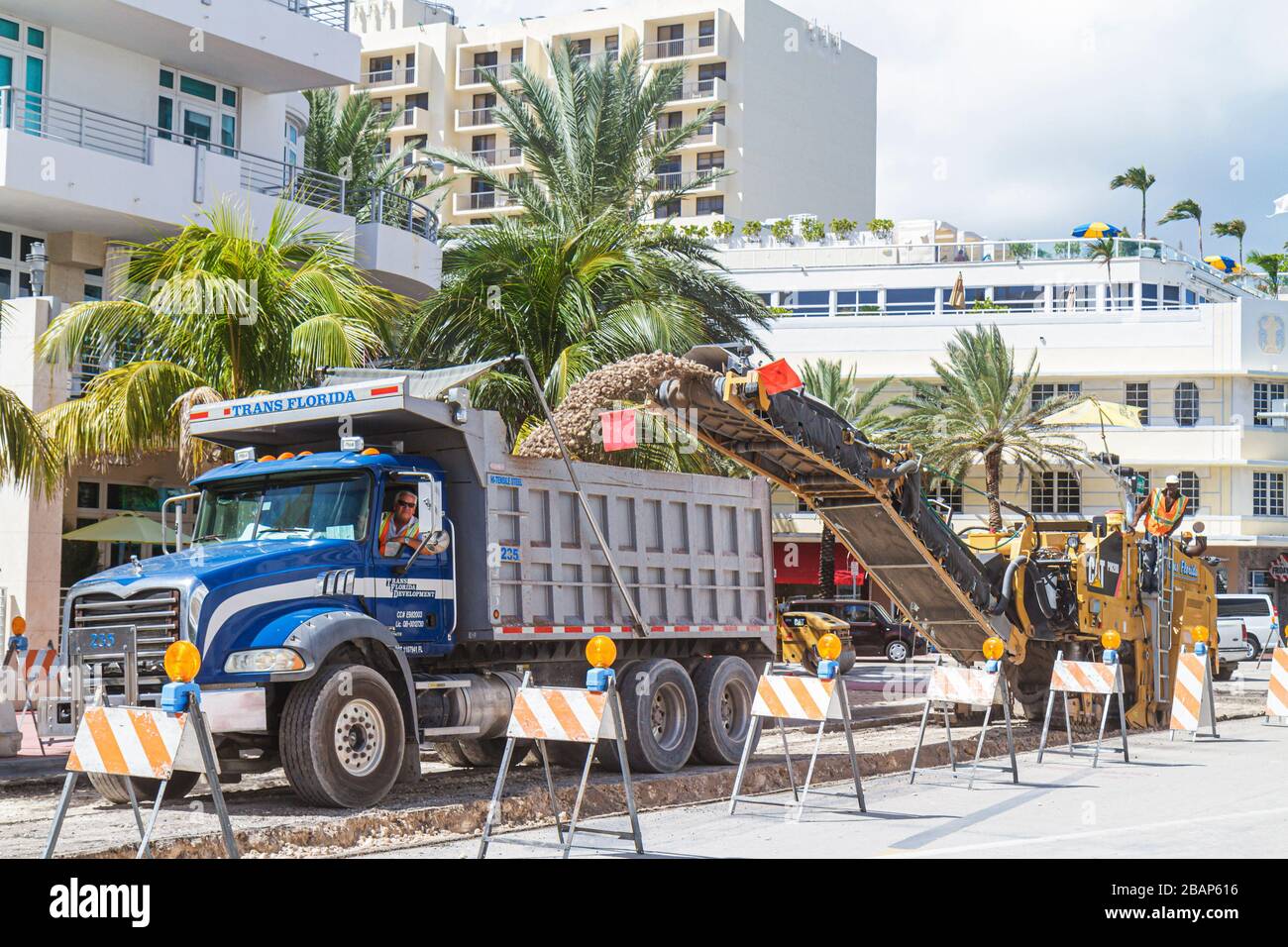 Miami Beach Florida,Ocean Drive,réparation de routes,travaux routiers,améliorations d'immobilisations,en construction de chantier,équipement,camion à benne,PM 200 Col Banque D'Images