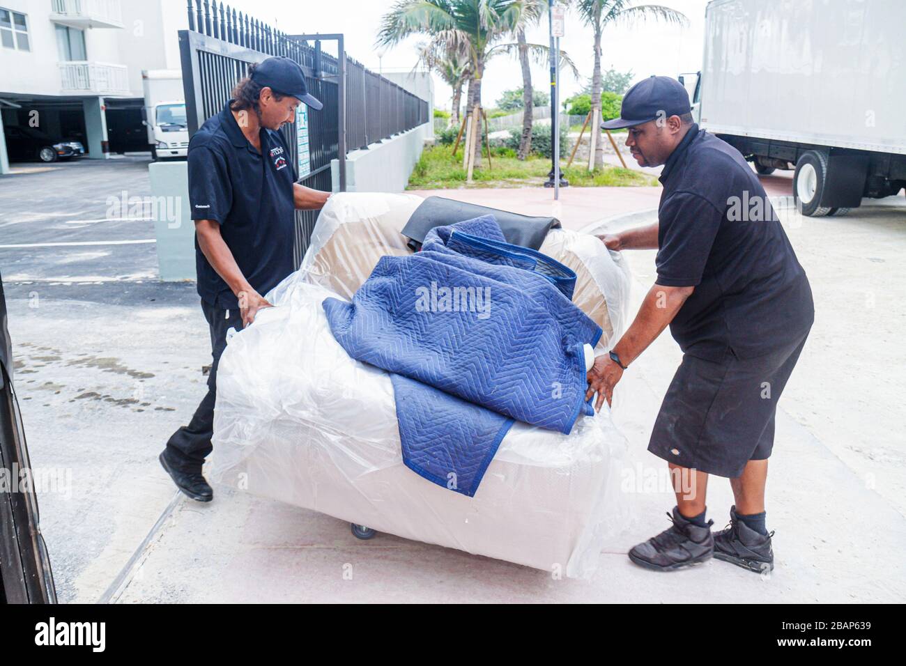 Miami Beach Florida,Macy's,chauffeur,livraison,livraison,livrant,livreur,meubles,motionnaire,fauteuil inclinable,asiatique asiatique immigrants immigrants minorités ethniques,Bla Banque D'Images