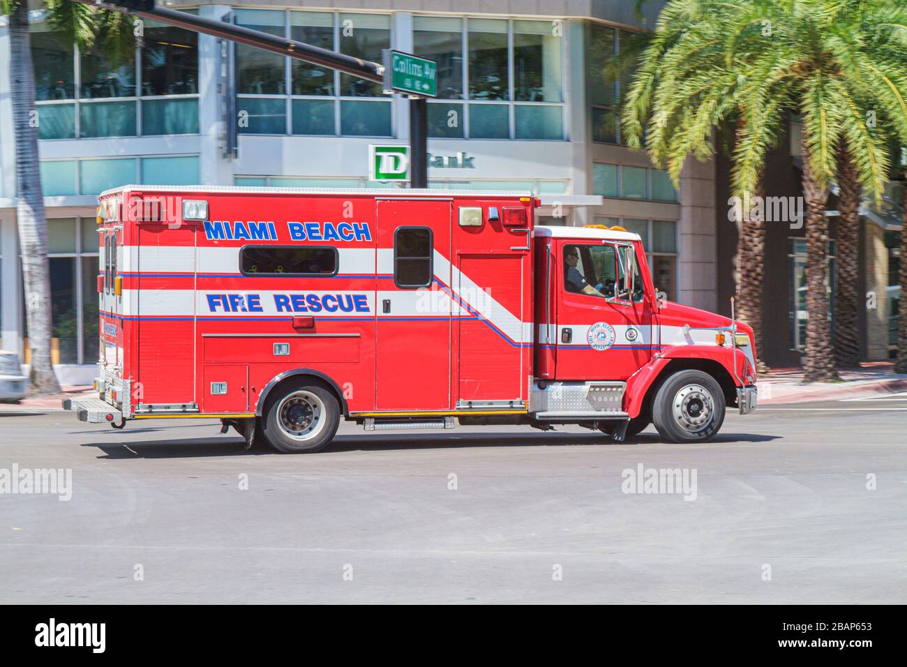 Miami Beach Florida,5th Fifth Street,Miami Beach,Fire Rescue,ambulance,urgence,véhicule,rouge,FL111014067 Banque D'Images