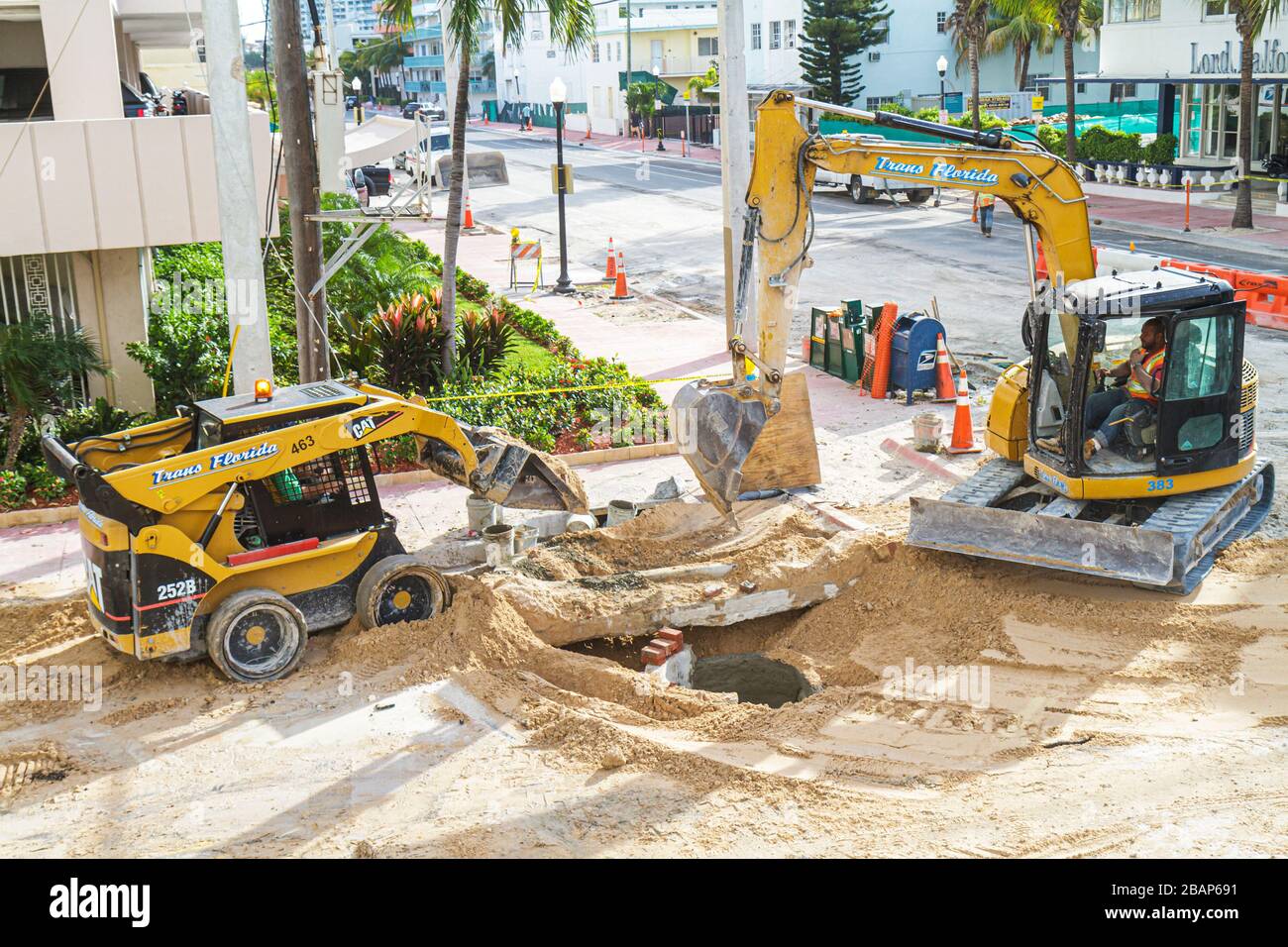 Miami Beach Florida,4th Fourth Street,égout,réparation de route,sous construction nouvelle construction constructeur de chantier,mise à niveau,tracteur pelle hydraulique,opérateur,hommes noirs Banque D'Images