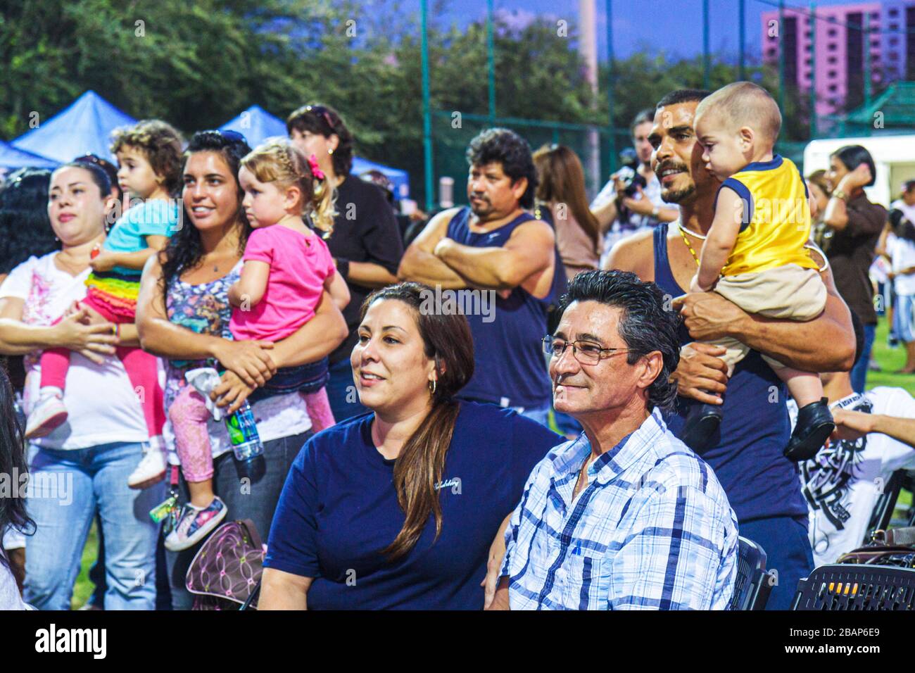 Miami Beach Florida,North Beach,Northshore Park,Hispanic Heritage Festival,audience,homme hommes hommes adultes,femme femme femme femme,familles,veille Banque D'Images