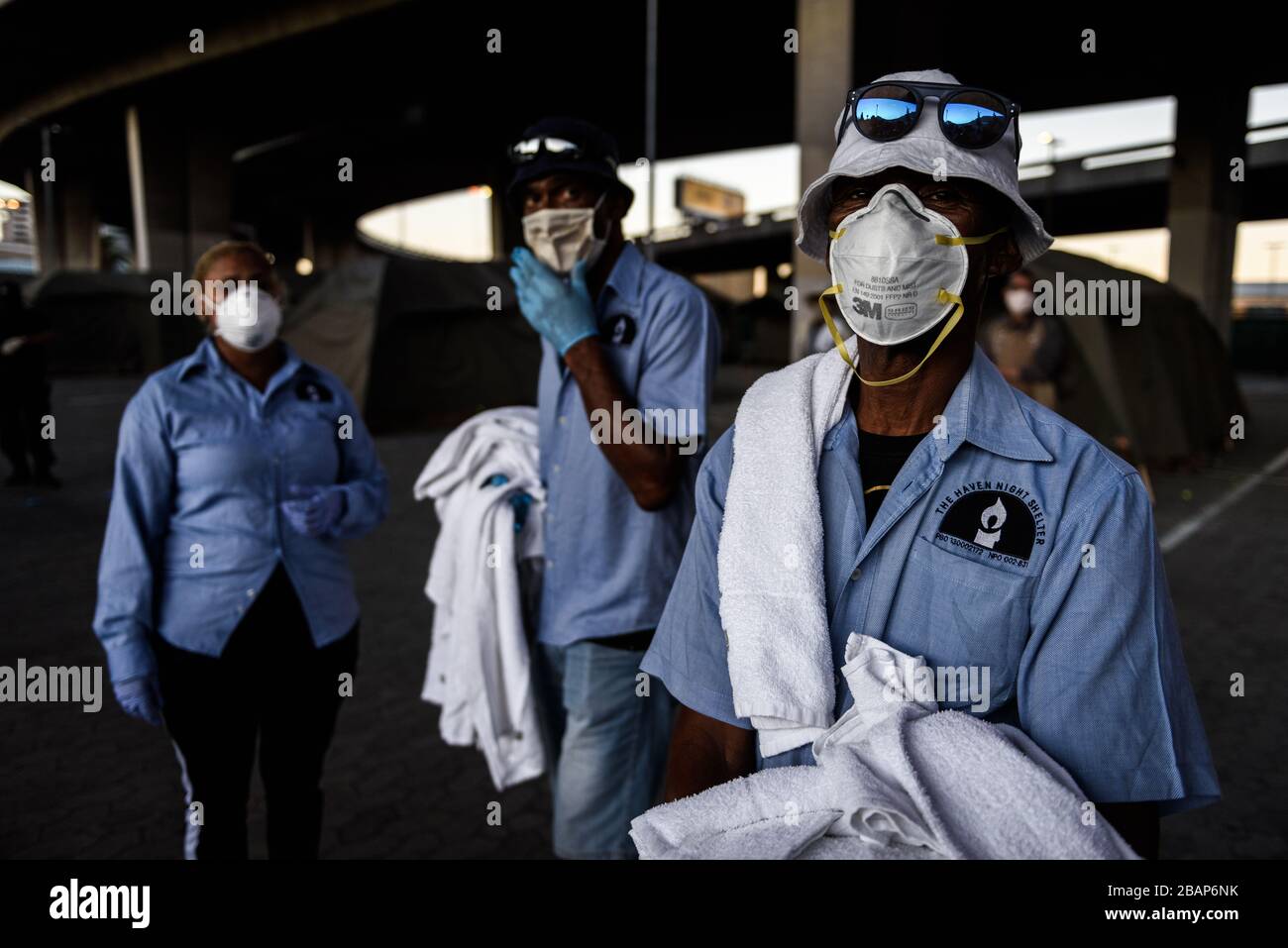 L'Afrique du Sud a mis en place des installations sécurisées pour les sans-abri afin de contenir la pandémie de coronavirus. Les travailleurs sociaux du Cap se préparent à l'arrivée du détitute Banque D'Images