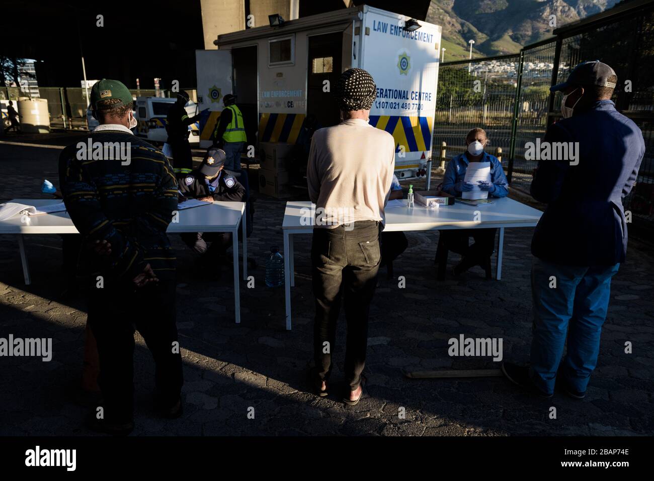 L'Afrique du Sud fournit des zones sécurisées aux sans-abri pendant le verrouillage du coronavirus. Les responsables du Cap enregistrent les détitres de l'abri Banque D'Images
