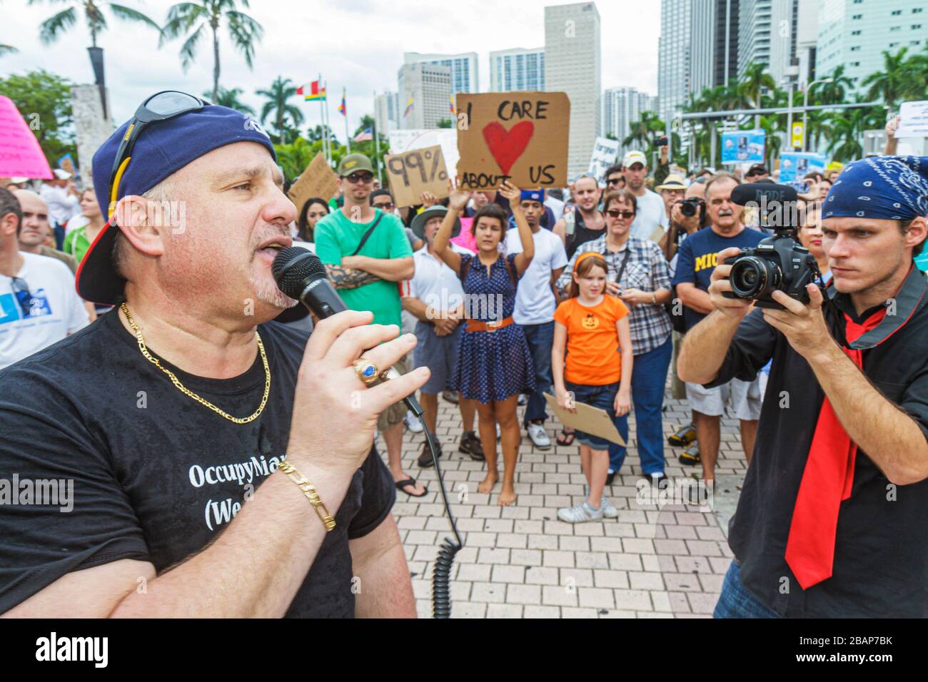Miami Florida,Biscayne Boulevard,Freedom Torch,Occupy Miami,manifestation,protestation,manifestants,anti Wall Street,banques,avidité d'entreprise,panneau,affiche,messag Banque D'Images