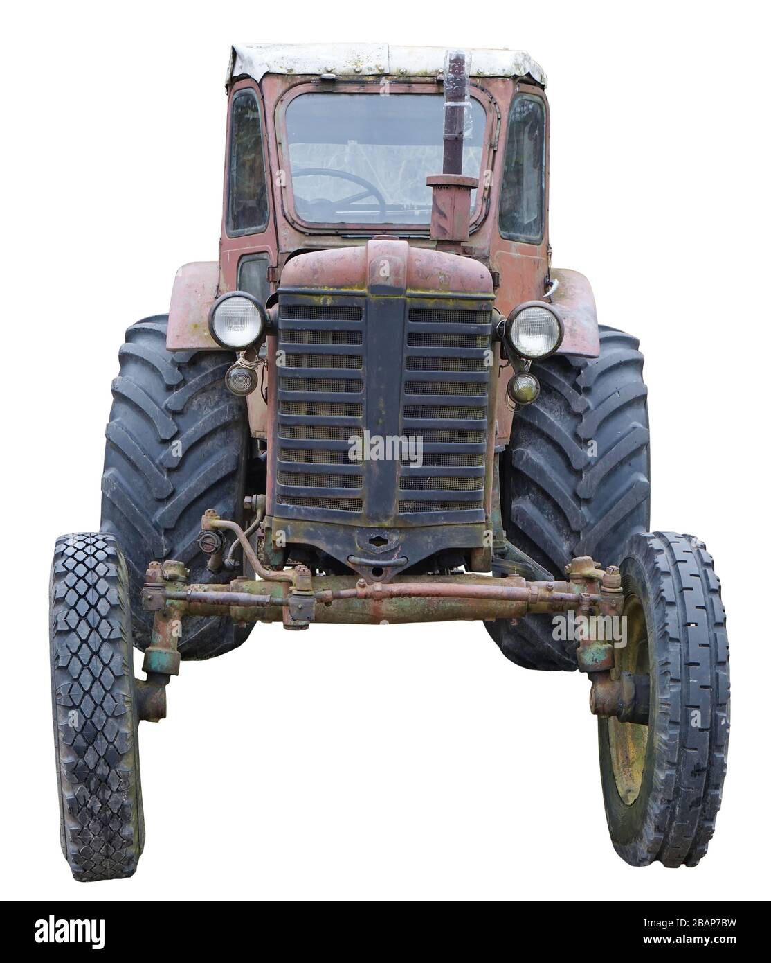 Feux et roues de calandre avant rouillés d'un agriculteur vintage sans tracteur de marque . Isolé sur une clôture blanche Banque D'Images