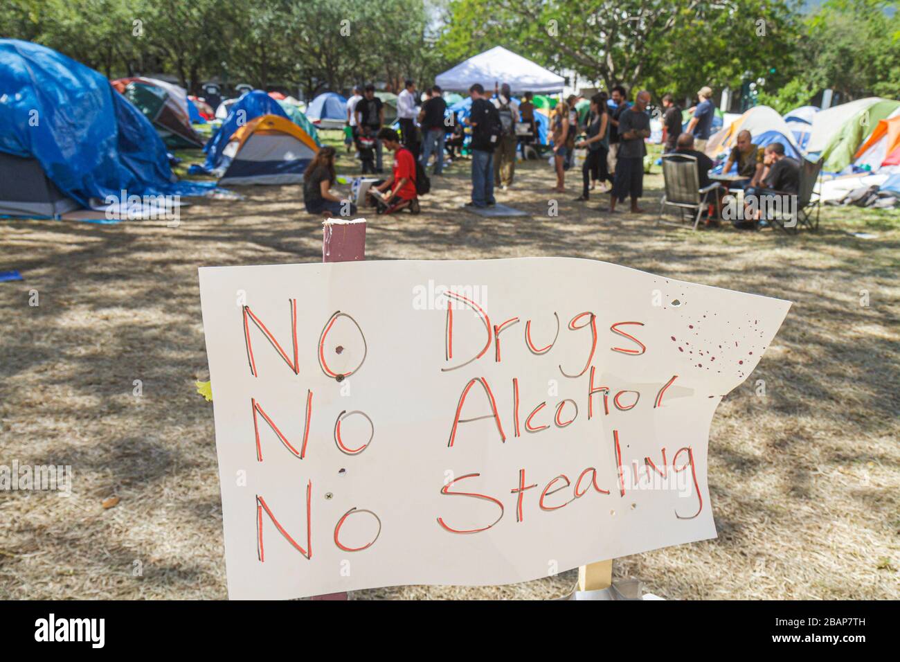 Miami Florida,Stephen P. Clark Government Center,centre,Occupy Miami,anti Wall Street mouvement,panneau,logo,pas de drogue vol d'alcool,tentes,camping dehors,p Banque D'Images