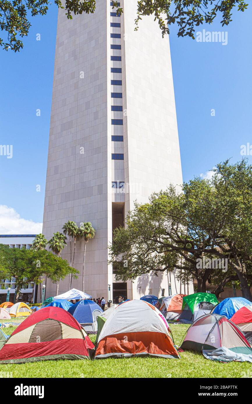 Miami Florida, Stephen P. Clark Government Center, centre, centre-ville, occupe Miami, mouvement anti Wall Street, tentes, camping, les manifestants, les visiteurs voyagent t Banque D'Images