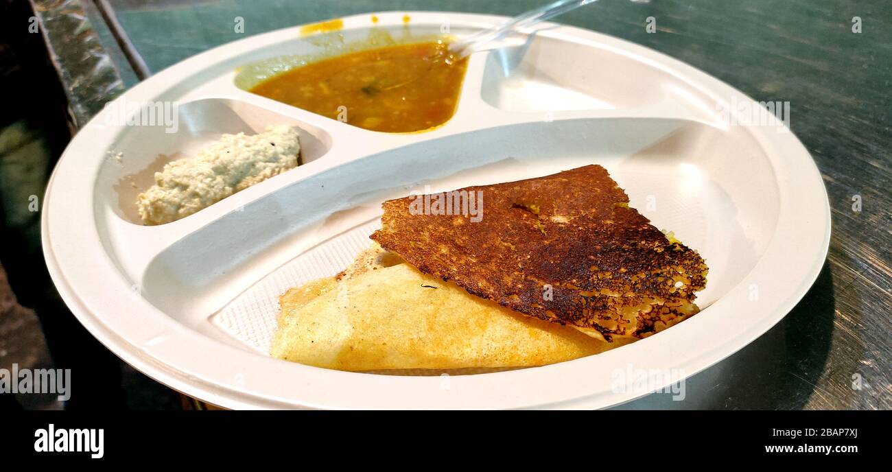 Masala dosa est un repas sud-indien servi avec sambhar et chutney de noix de coco Banque D'Images