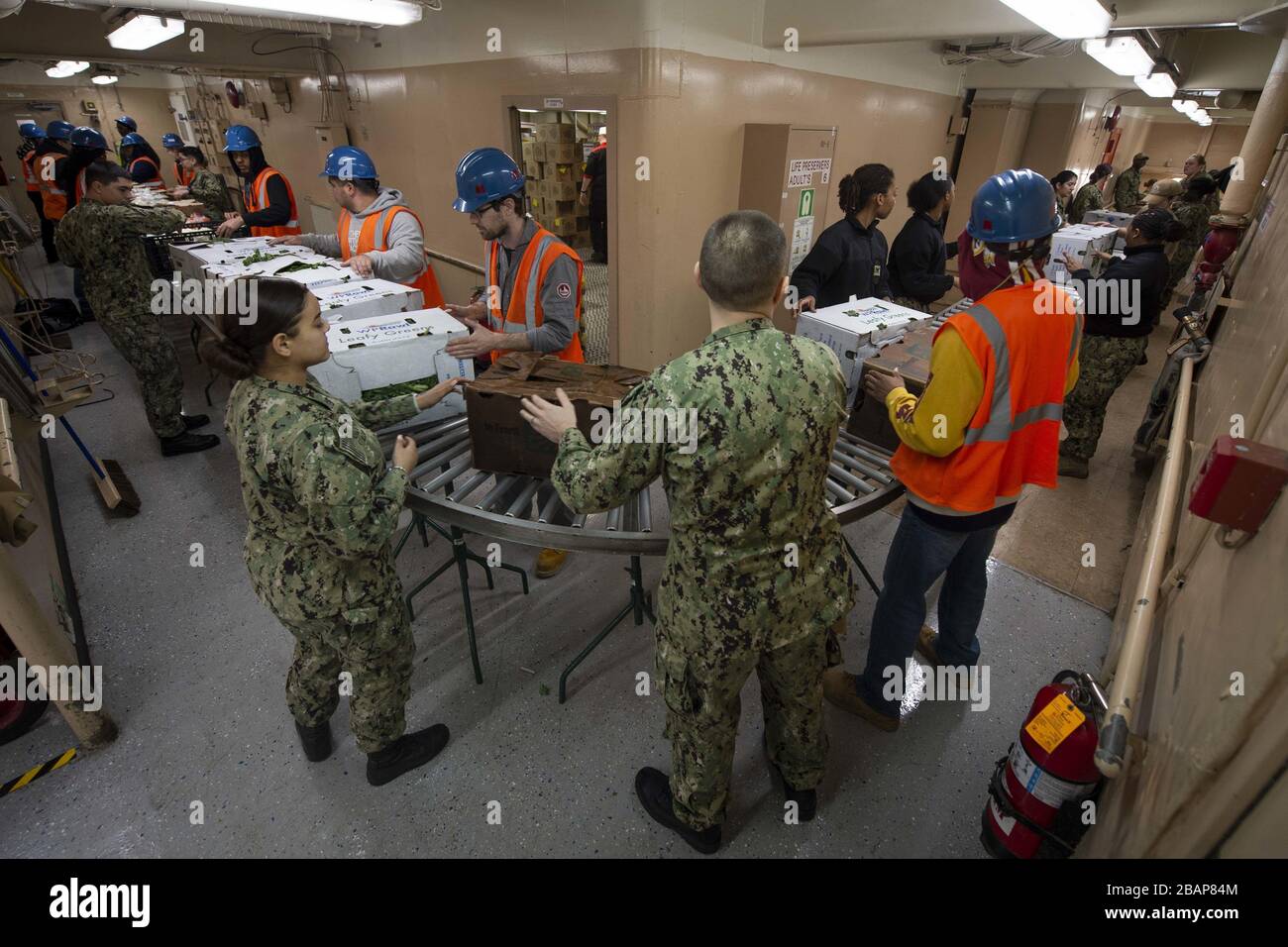 Norfolk, États-Unis. 28 mars 2020. NORFOLK, va - 26 MARS : les fournitures et le personnel sont chargés à bord du navire hospitalier USNS Comfort (T-AH 20) de la base navale Norfolk, Virginie, 26 mars 2020. Comfort se prépare à se déployer en soutien aux efforts de réponse de nationÕs COVID-19 et servira d'hôpital de référence pour les patients non-COVID-19 actuellement admis dans des hôpitaux basés sur terre. Cela permet aux hôpitaux de terre de concentrer leurs efforts sur les cas de COVID-19. L'une des missions du Département de DefenseÕs est l'appui à la défense des autorités civiles. Crédit: Groupe médias de tempêtes/Alay Live Banque D'Images