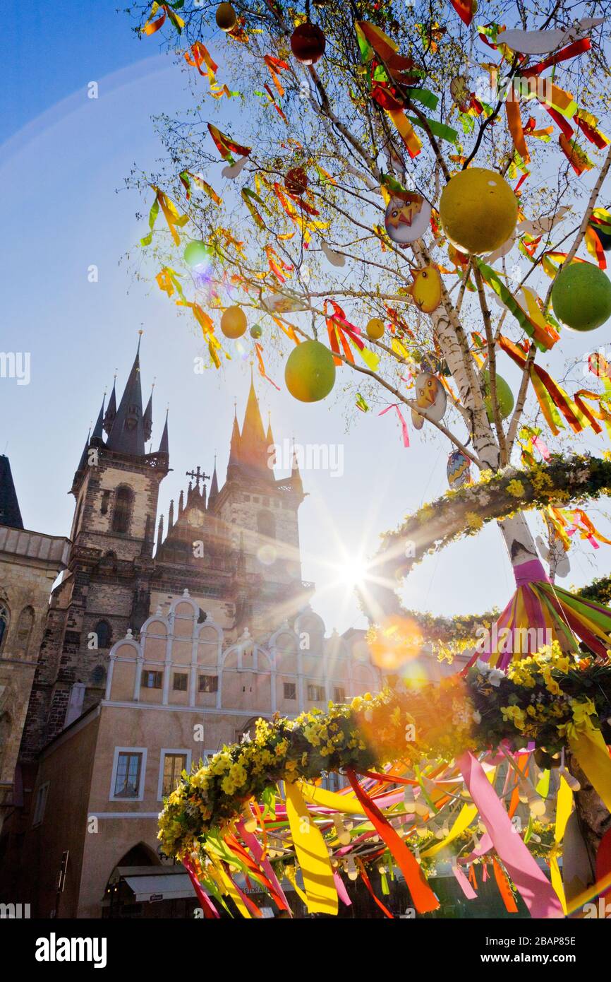 Velikonocni trhy, Staromestske namesti, Stare Mesto (UNESCO), Praha, Ceska republika / Easter décoration de marché, place de la Vieille Ville, Vieille Ville (UNESCO), P Banque D'Images