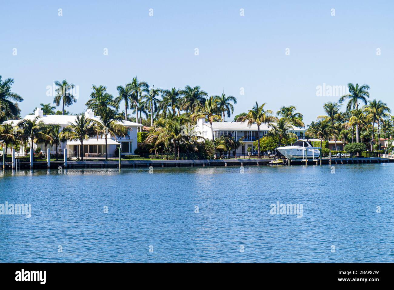 Miami Beach Florida, Sunset Lake, Sunset Island, Biscayne Bay Waterfront, maisons, résidences, yacht, palmiers, visiteurs voyage tour touristique t Banque D'Images