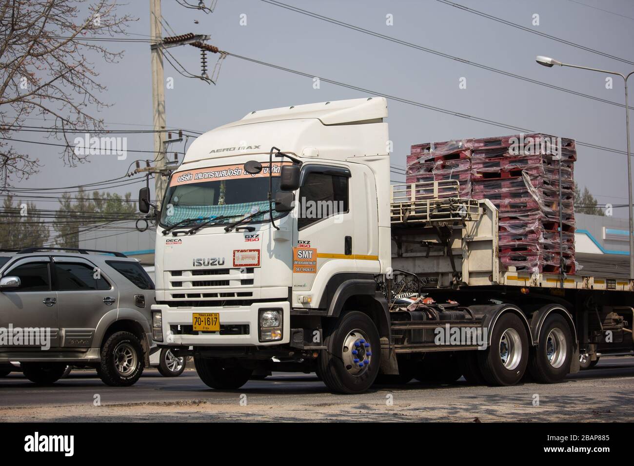 Chiangmai, Thaïlande - 20 février 2020: Camion de cargaison de conteneur de remorque de transport Saema. Photo à la route no.1014 à environ 8 km du centre-ville, thaïlande. Banque D'Images
