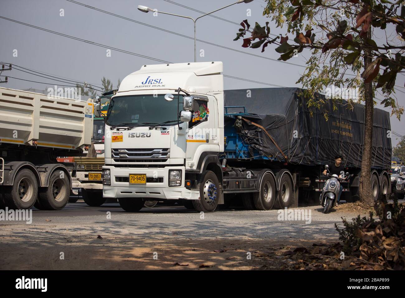 Chiangmai, Thaïlande - 20 février 2020: Camion de cargaison de conteneur de remorque de transport JRSL. Photo à la route no.1014 à environ 8 km du centre-ville, thaïlande. Banque D'Images