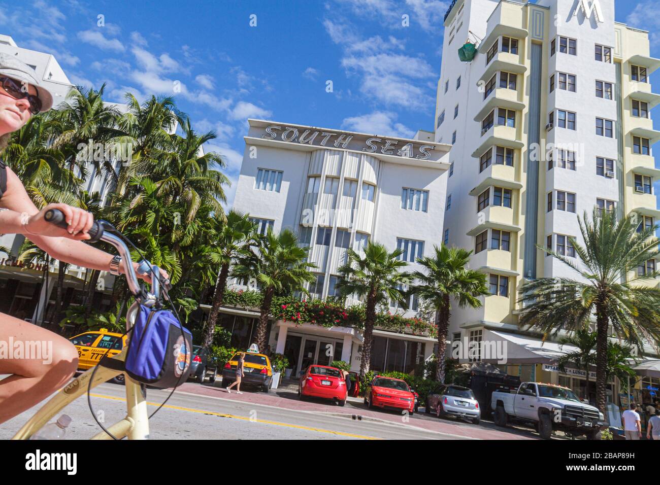 Miami Beach Florida,Collins Avenue,scène de rue,eaux de la mer du Sud,hôtel  hôtels hébergement inn motel motels,Marseille,palmiers,taxi,taxi,taxi,taxi,taxi,adulte  Photo Stock - Alamy