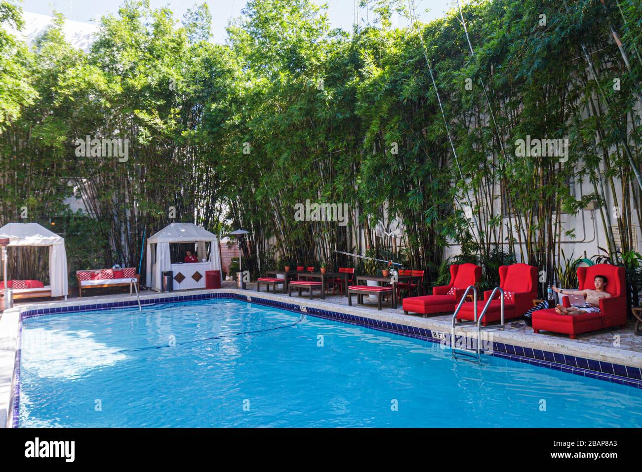 Miami Beach Florida,Collins Avenue,Catalina,hôtel hôtels motels inn motel, piscine, chaises longues, cabana, les visiteurs se rendent à Banque D'Images