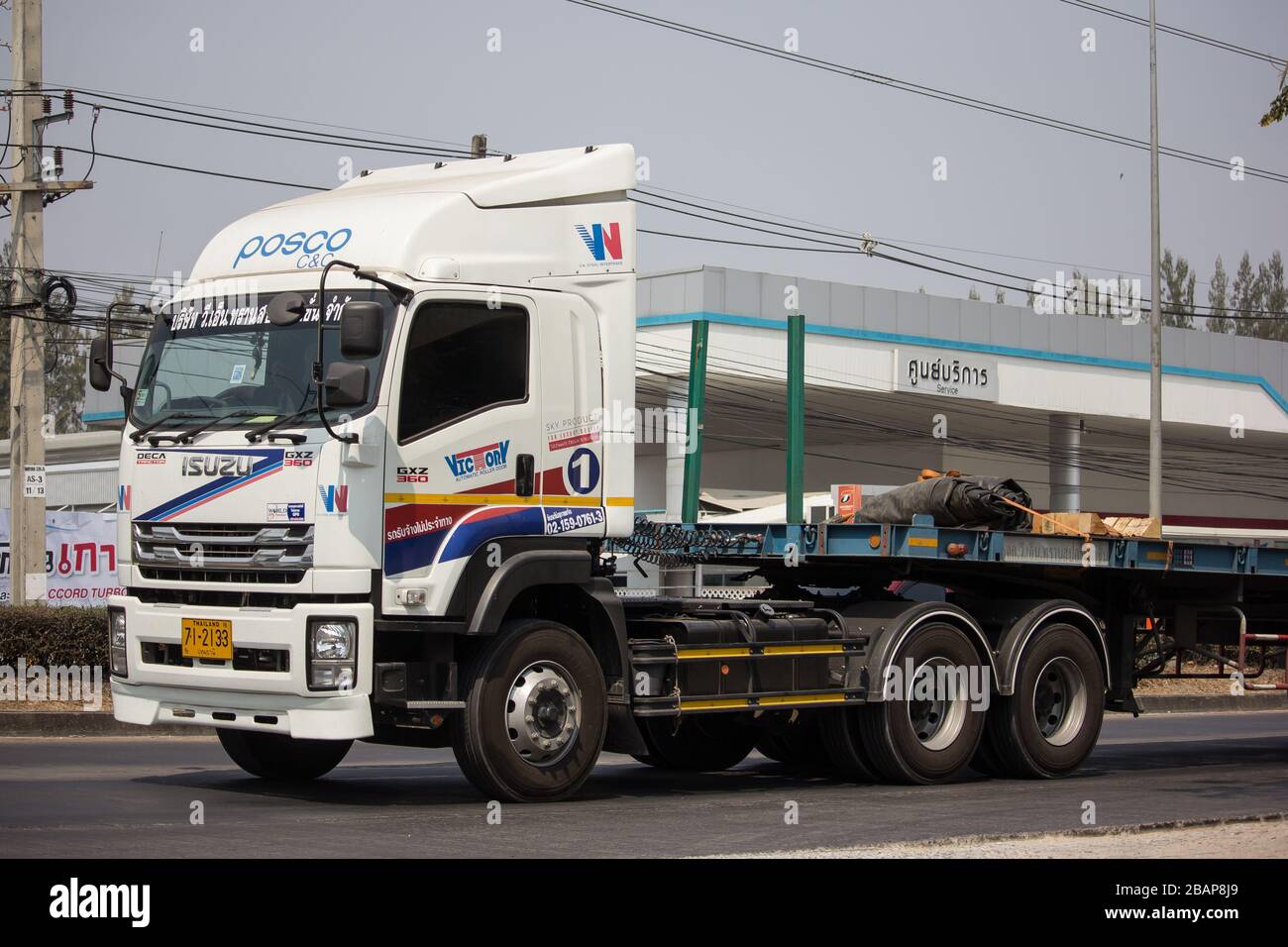 Chiangmai, Thaïlande - 20 février 2020: Camion de cargaison de conteneur de remorque de VN Transport. Photo à la route no.1014 à environ 8 km du centre-ville, thaïlande. Banque D'Images