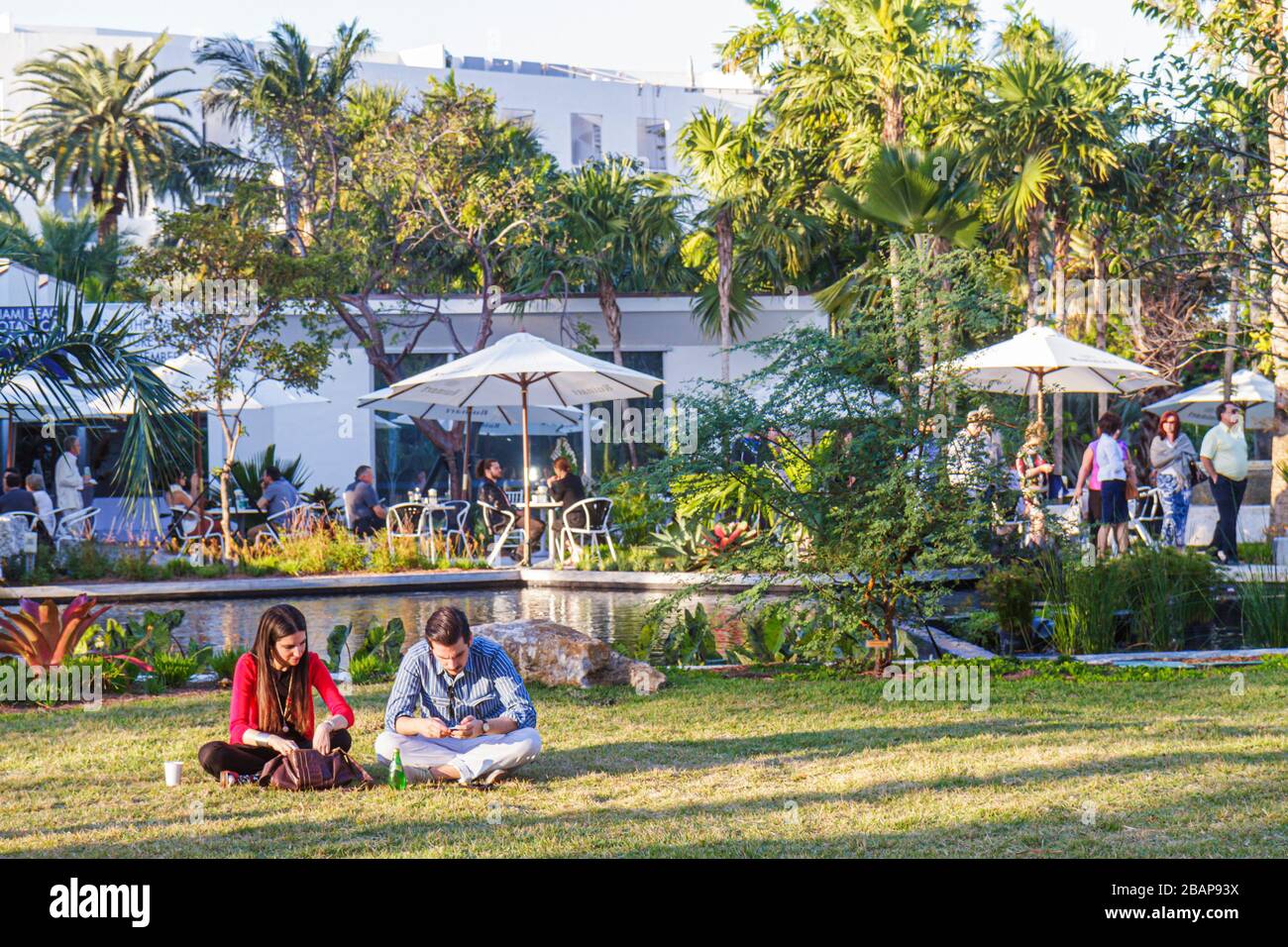 Miami Beach Florida, Miami Beach, jardin botanique, Art Basel, café, terrasse extérieure trottoir extérieur tables, salle à manger, table, parapluies, adultes homme hommes Banque D'Images