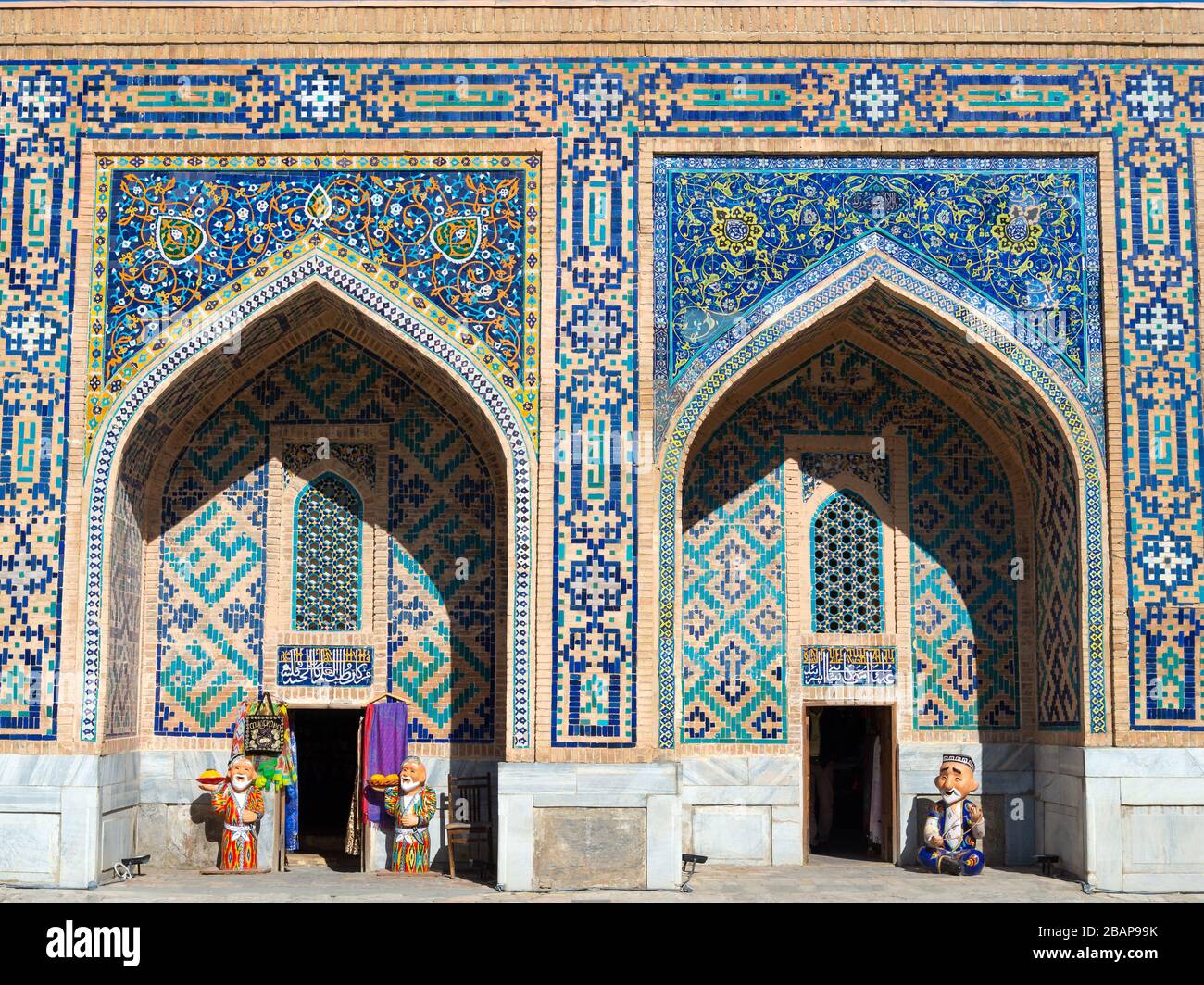 Tilya Kori Madrasah façade montrant des pishtaq et des spandrels ornamenés dans le Registan, Samarkand, Ouzbékistan. Banque D'Images