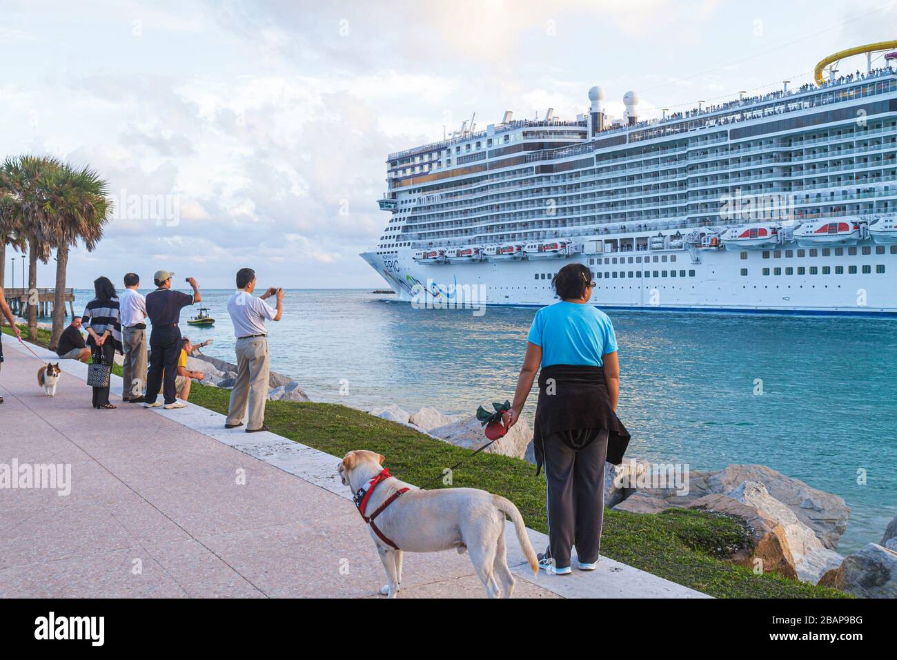 Miami Beach Florida,South Pointe Park,point,Government Cut,Atlantic Ocean Water au départ du bateau de croisière,Norwegian Epic,adulte femme femmes l Banque D'Images