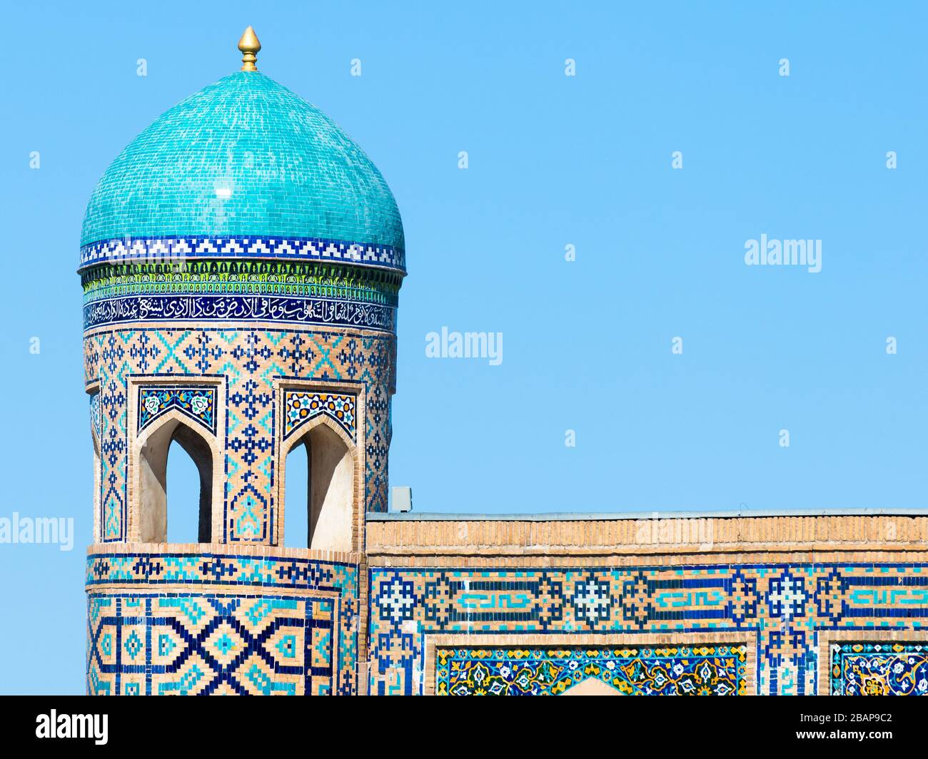 Mosquée Tilya Kori minaret avec dôme turquoise. Vue depuis le Registan à Samarkand, Ouzbékistan montrant la coupole bleu clair. Banque D'Images