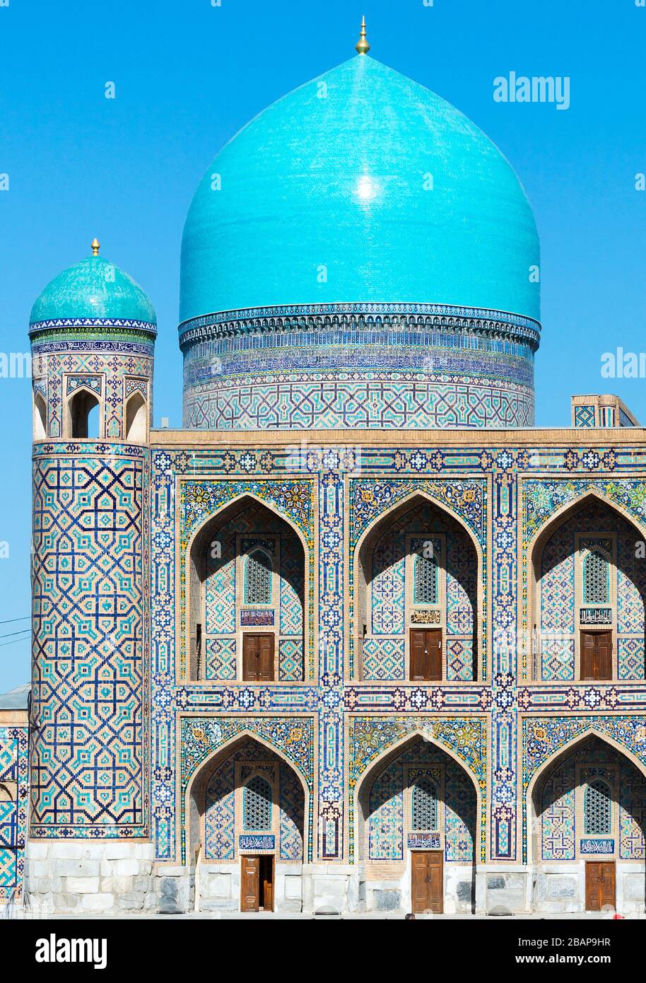 Tilya Kori Madrasah et son dôme turquoise. Vue du Registan à Samarkand, Ouzbékistan montrant une coupole bleu clair. Banque D'Images