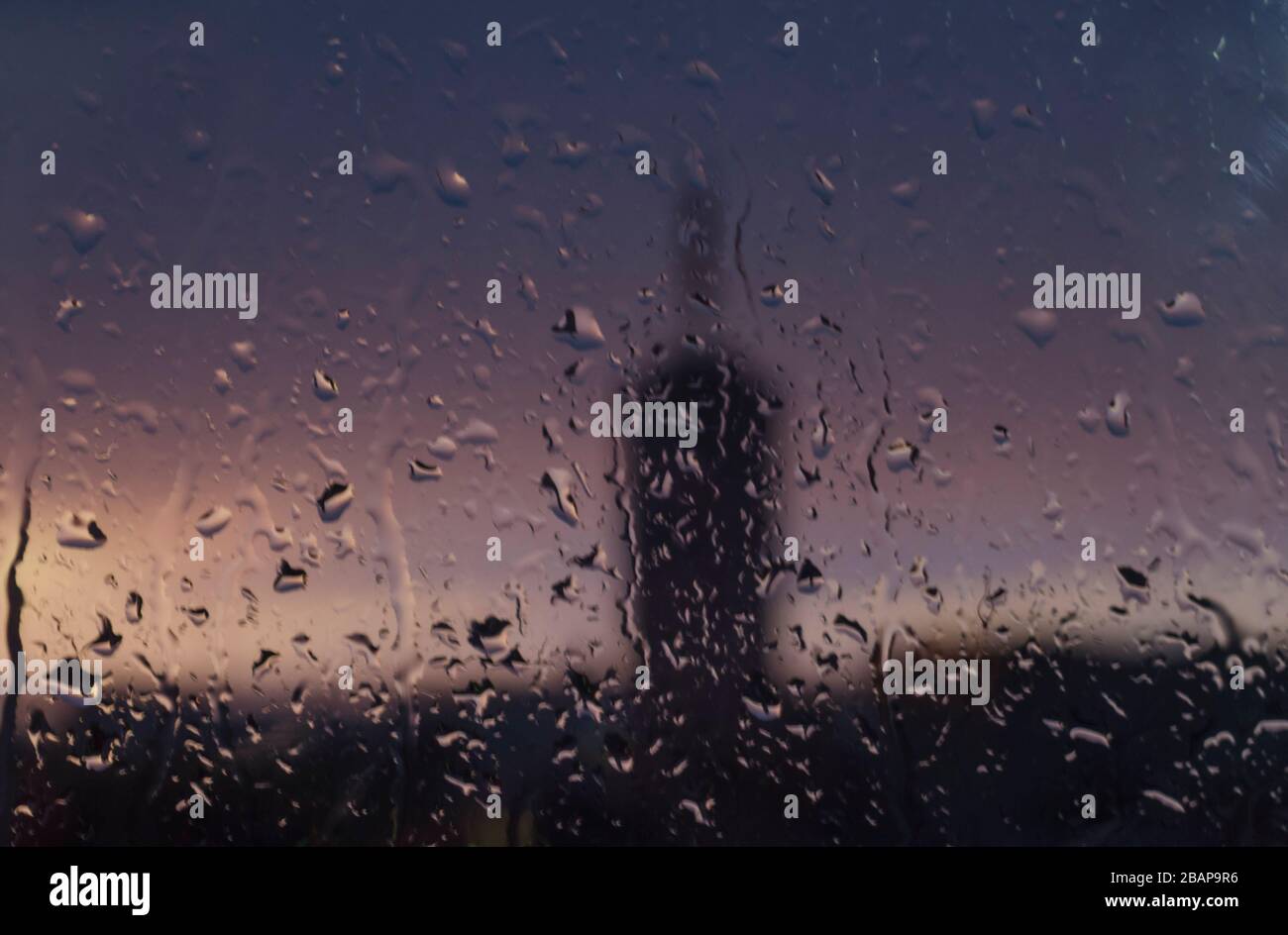 Bâtiment longement en hauteur sous la pluie. Paysage urbain Banque D'Images