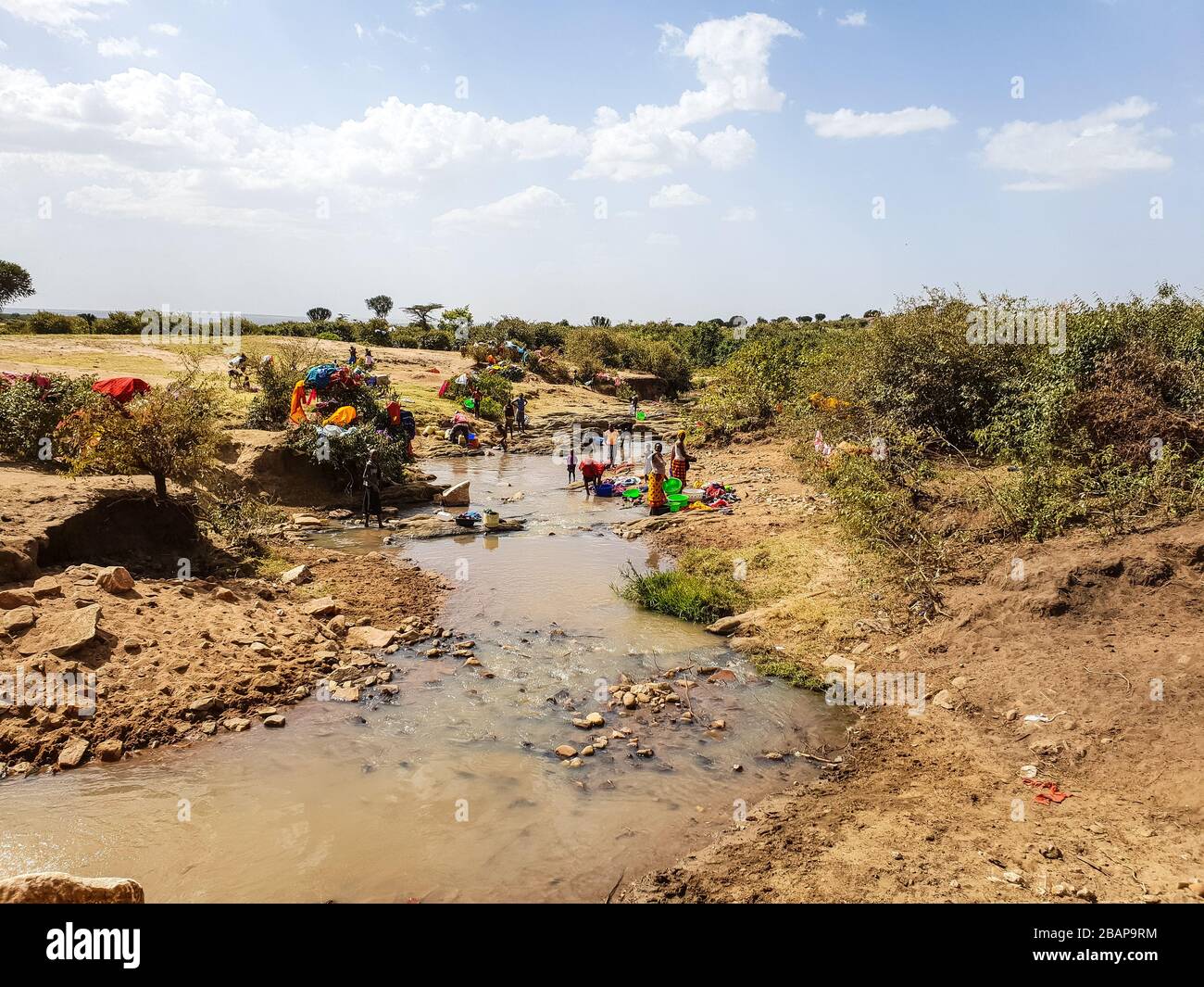 Faire de la lessive dans la rivière. Banque D'Images