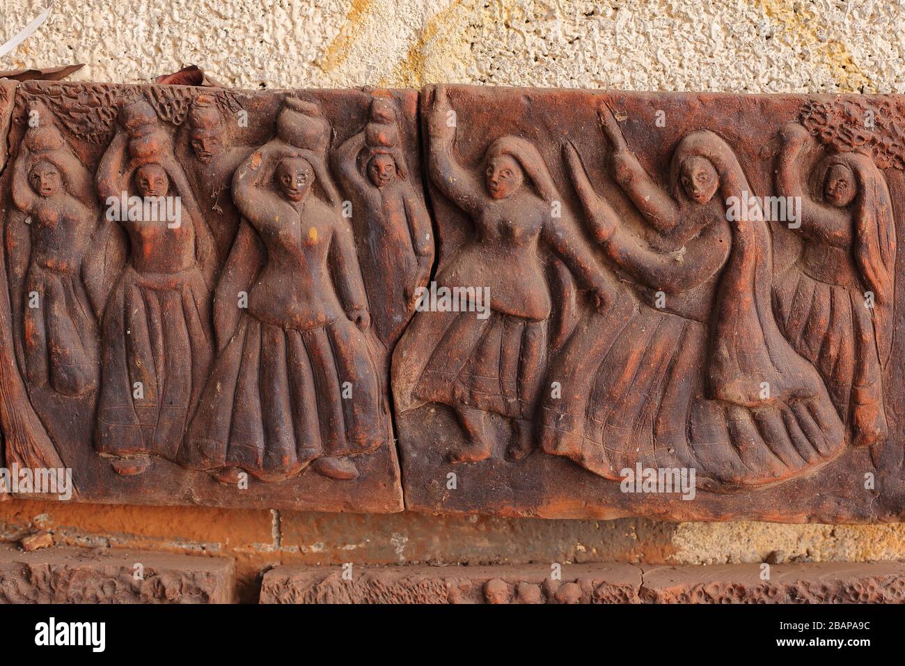 Danse indienne dans une tuile de terracota plate, art d'argile Banque D'Images