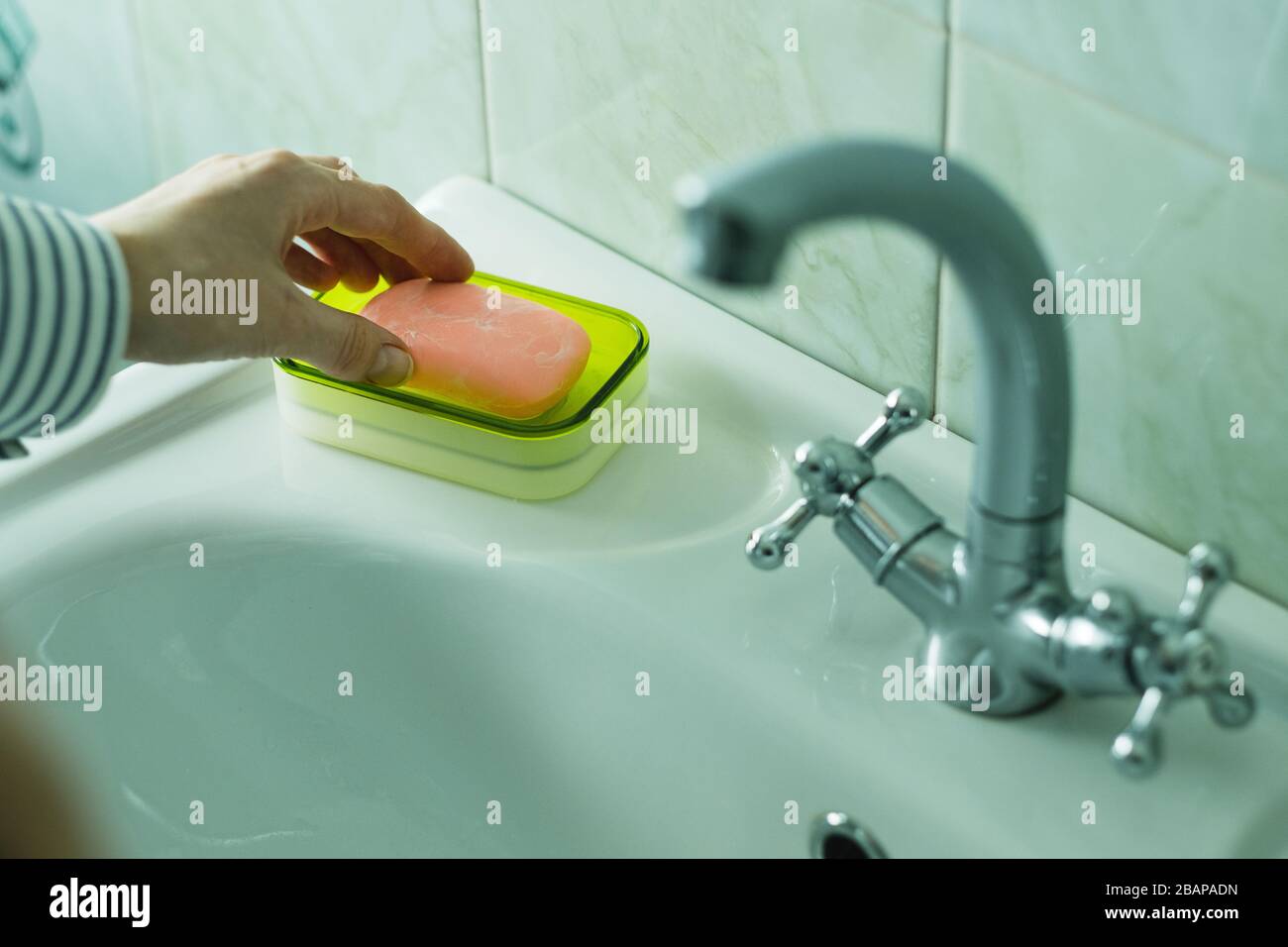 Nettoyer les mains avec du savon et de l'eau. Banque D'Images