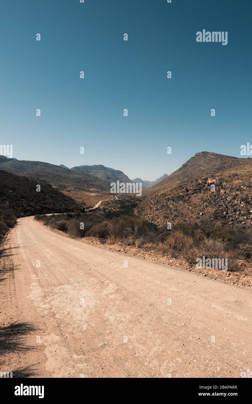 Un paysage agricole et routier à Keurbos dans les montagnes de Cederberg de la Province du Cap occidental d'Afrique du Sud 2 Banque D'Images