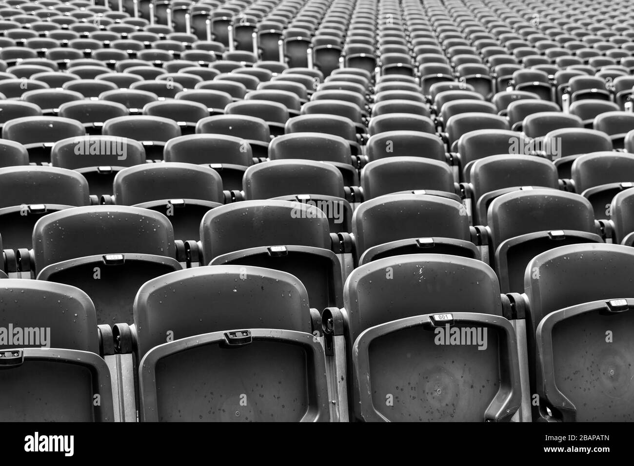 Rangées de chaises dans un théâtre en plein air. Banque D'Images