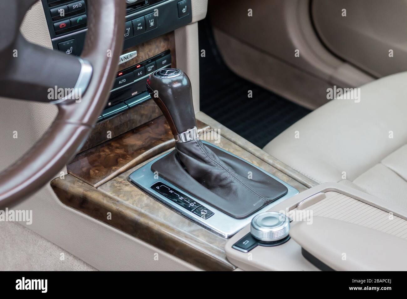 Boîte de vitesses automatique, intérieur de la voiture. Joystick automatique d'une voiture moderne, détails intérieurs, gros plan. Détails de voiture. Levier de transmission Banque D'Images