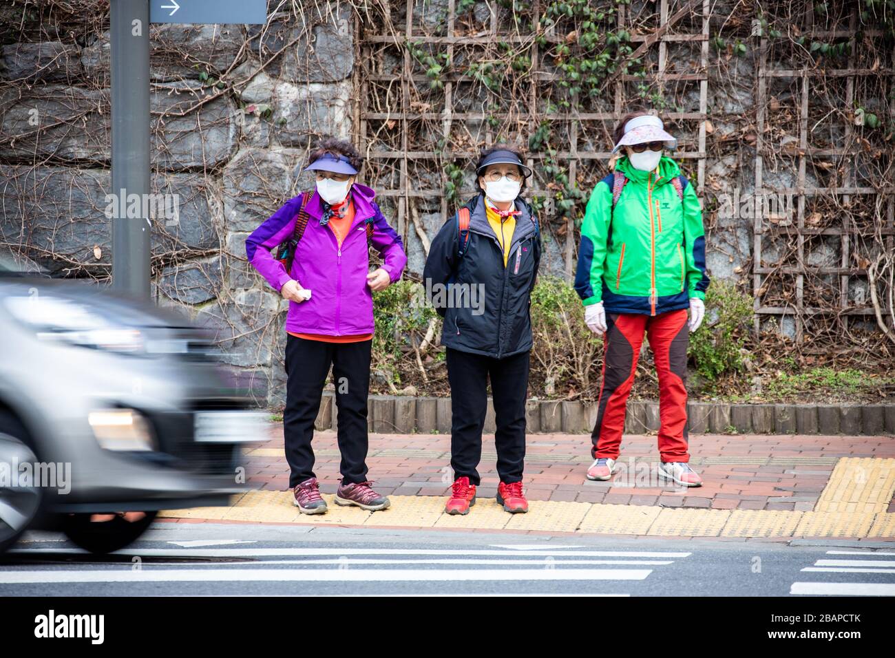 Les femmes portant des masques de protection traversant une route pendant la randonnée, pendant la pandémie de Coronavirus, Séoul, Corée du Sud Banque D'Images