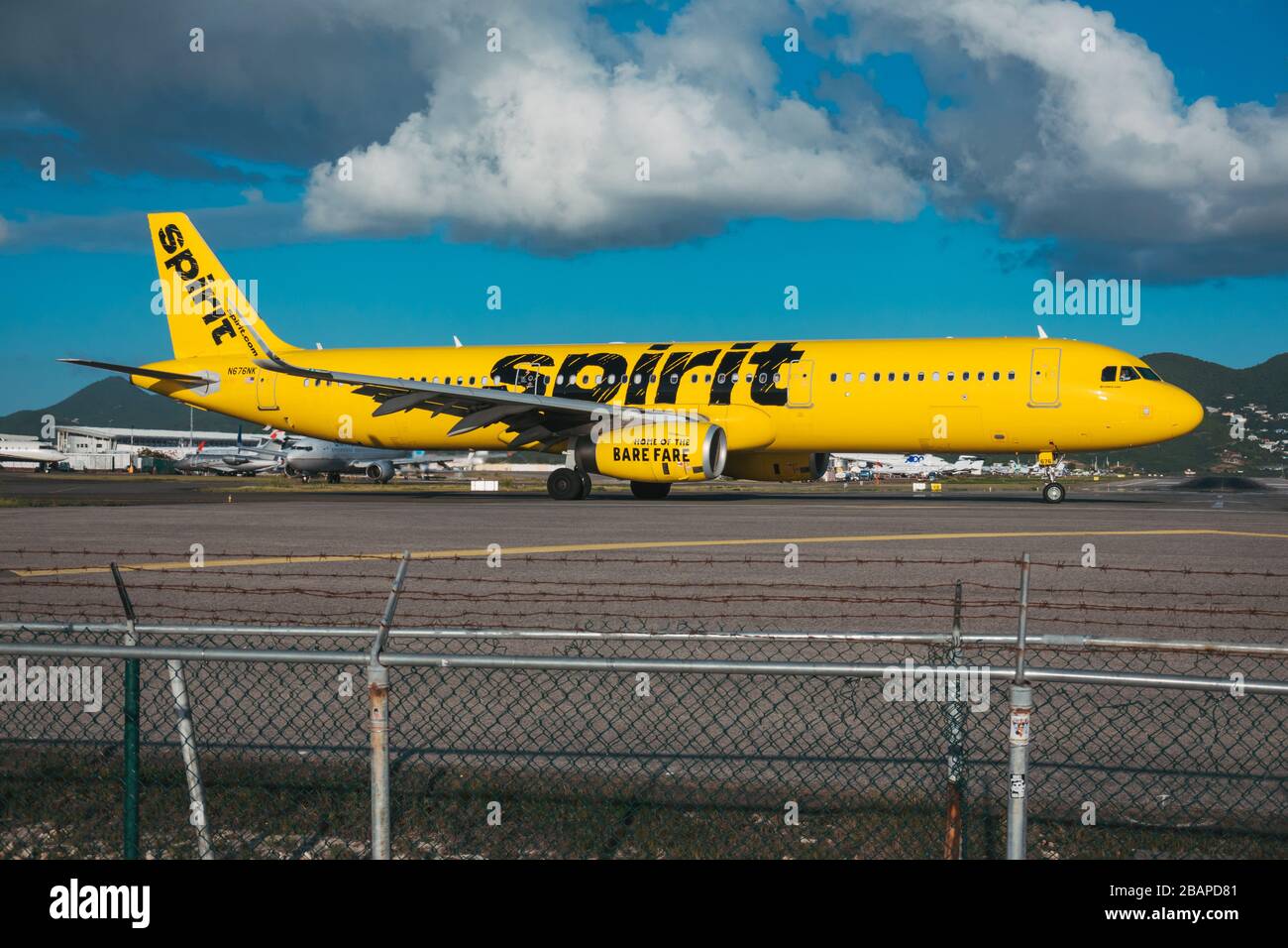 Une ligne Airbus   de Spirit Airlines est destinée au décollage à Saint-Martin SXM Banque D'Images