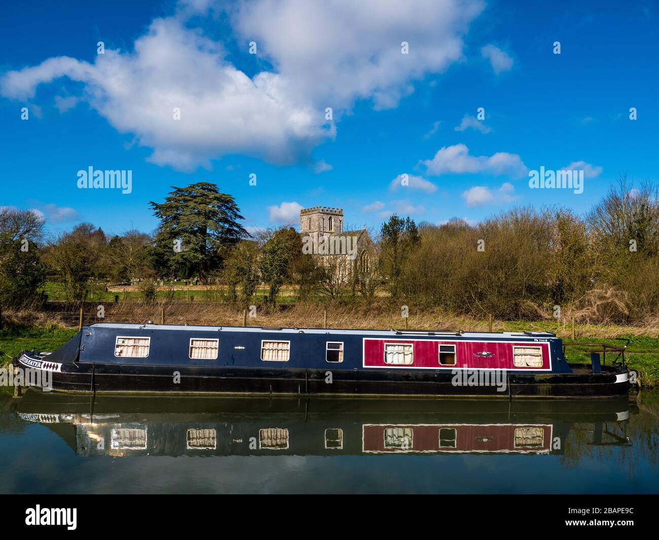 Canal Kennet et Avon, North Wessex Downs, Narrowboat, et Église St Mary's, Great Bedwyn, Wiltshire, Angleterre, Royaume-Uni, GB. Banque D'Images