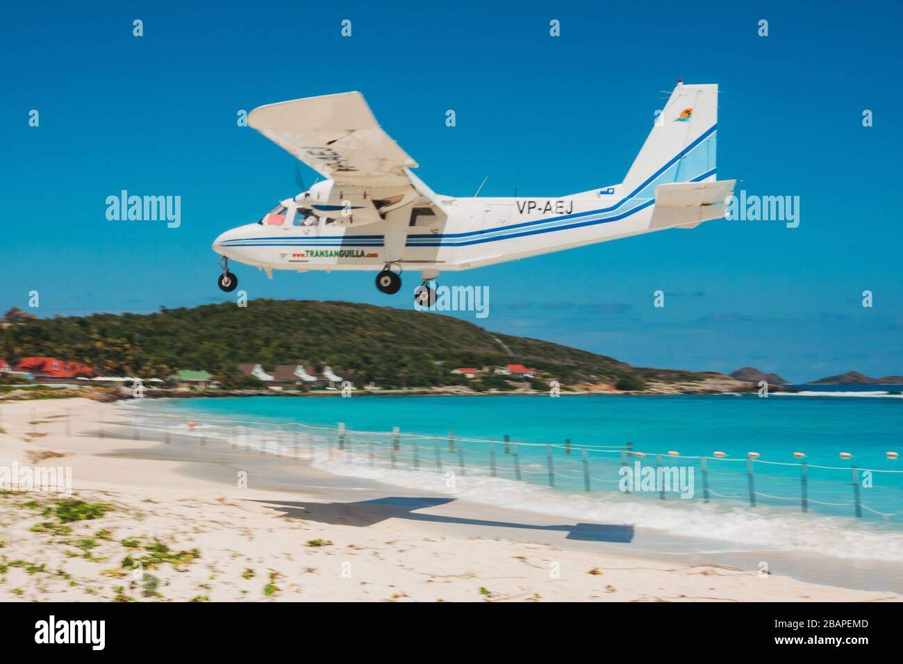A Trans Anguilla Airways Britten Norman BN 2 Islander atterrit sur la plage à l'aéroport de Saint Barthélemy, aux Caraïbes françaises Banque D'Images