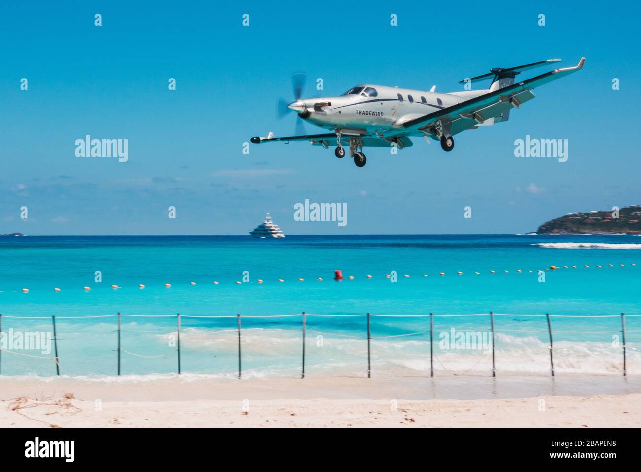 Un Tradewinds Pilatus PC-12 effectue une approche de la piste 28 'au-dessus de la plage' à l'aéroport de Saint Barthélemy, aux Caraïbes françaises Banque D'Images