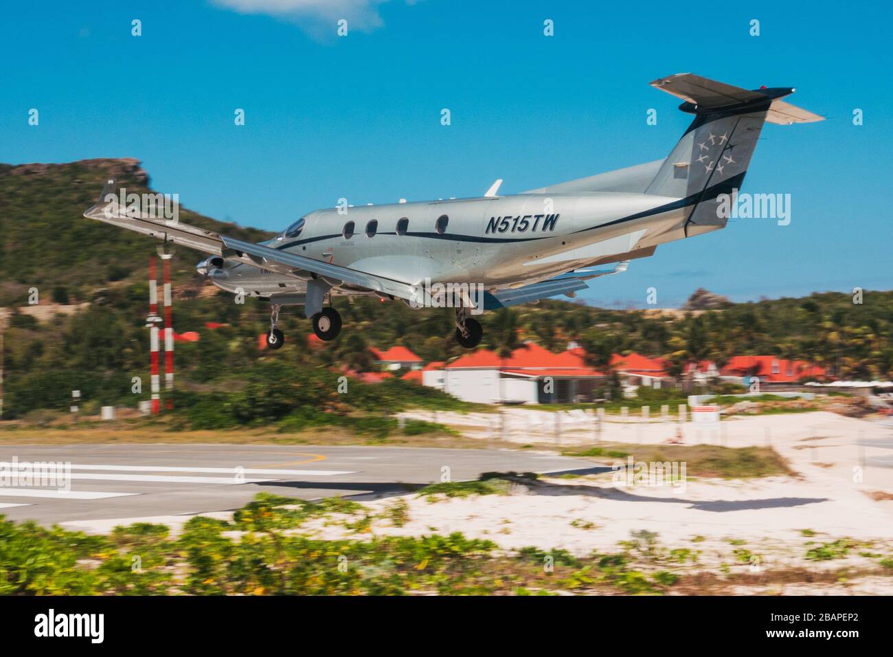 Un Tradewinds Pilatus PC-12 effectue une approche de la piste 28 'au-dessus de la plage' à l'aéroport de Saint Barthélemy, aux Caraïbes françaises Banque D'Images