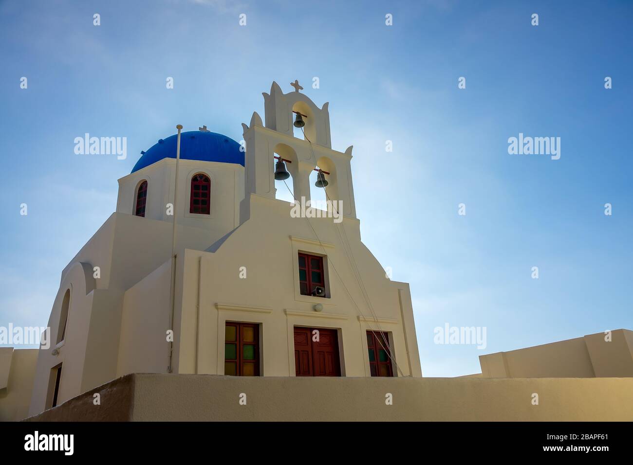 Grèce. Journée ensoleillée à Santorin. Église active en contre-jour Banque D'Images