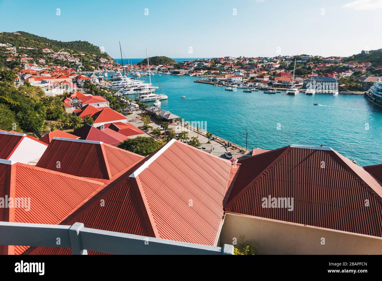 Les toits rouges distincts des maisons et des boutiques de la ville portuaire de Gustavia, capitale de Saint Barthélemy, bien entretenue Banque D'Images